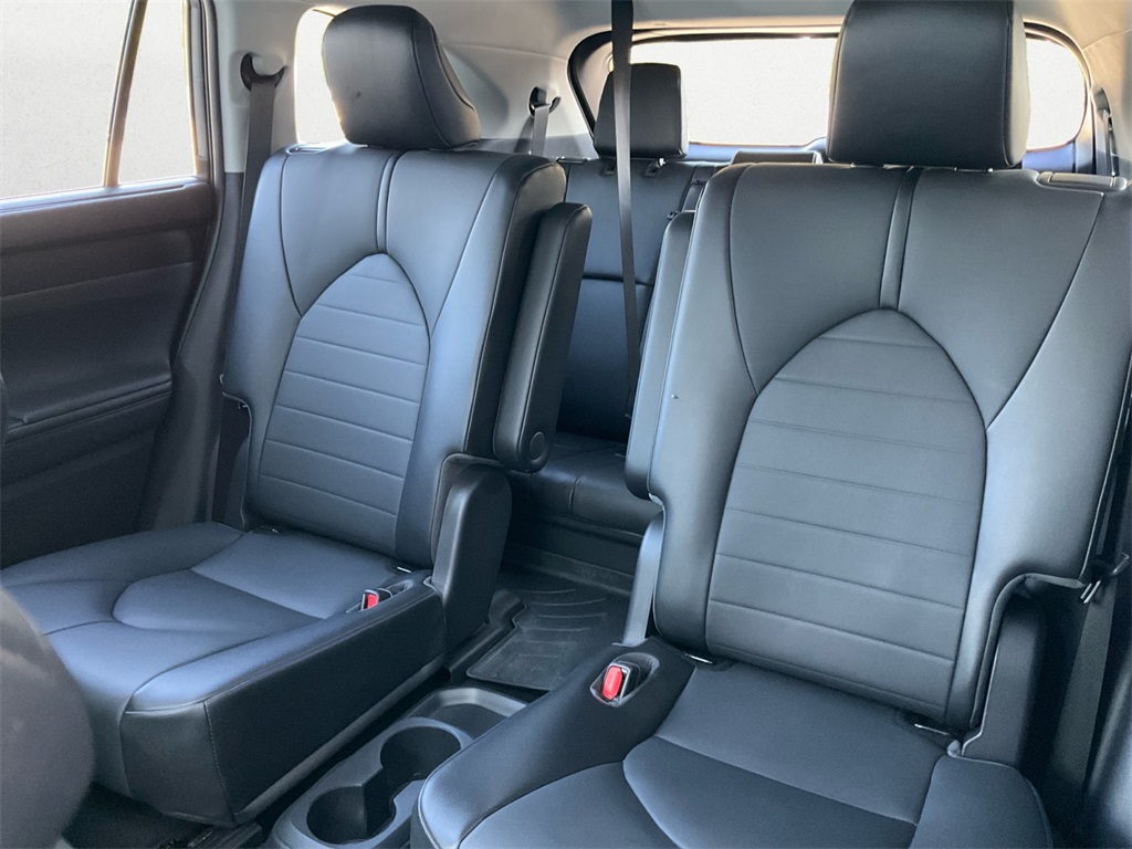 2021 Toyota Highlander XLE photo 2