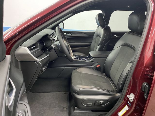 2025 Jeep Grand Cherokee Altitude photo 3