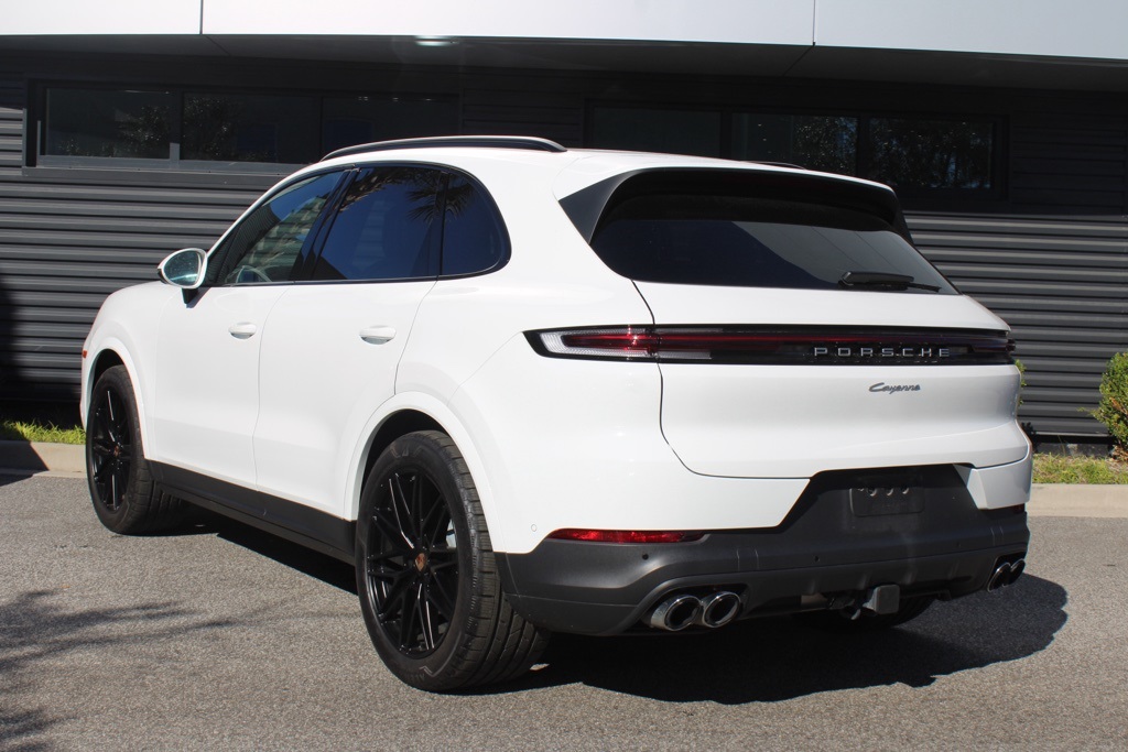 2025 Porsche Cayenne Base photo 3