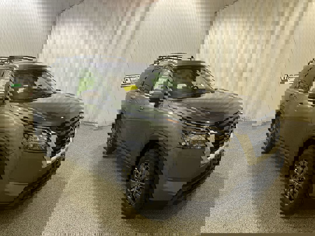 2025 Nissan Pathfinder SV's photo