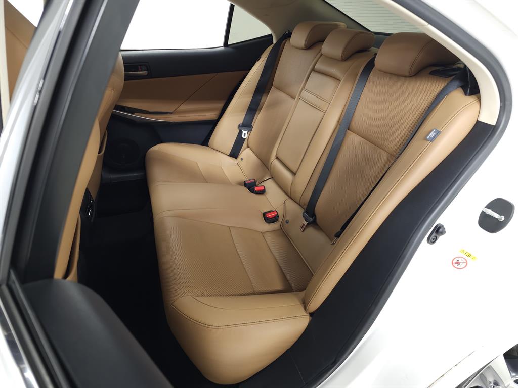 2017 Lexus IS 300 photo 26