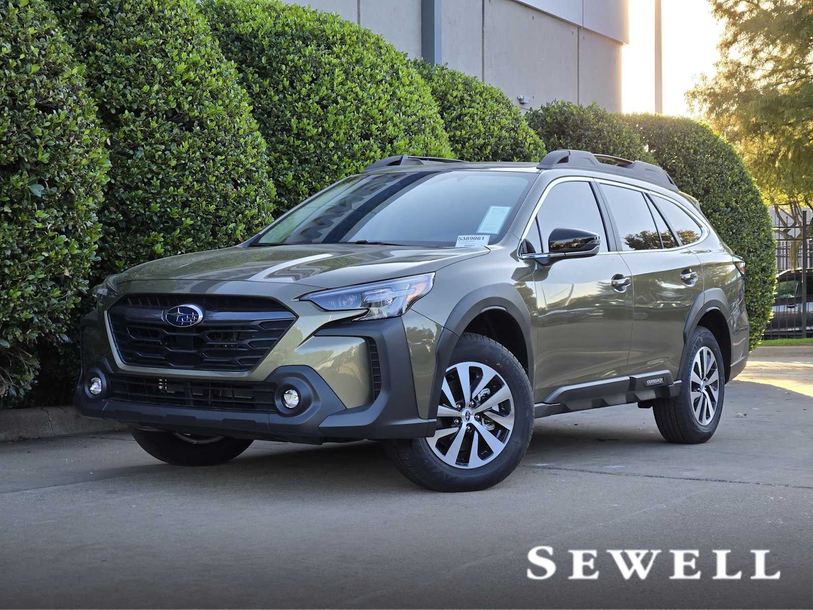 2025 Subaru Outback Premium's photo