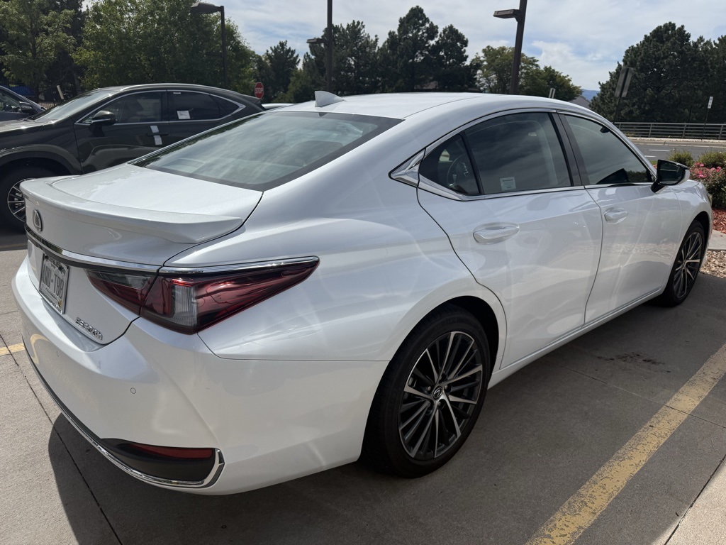 2023 Lexus ES 300h photo 3