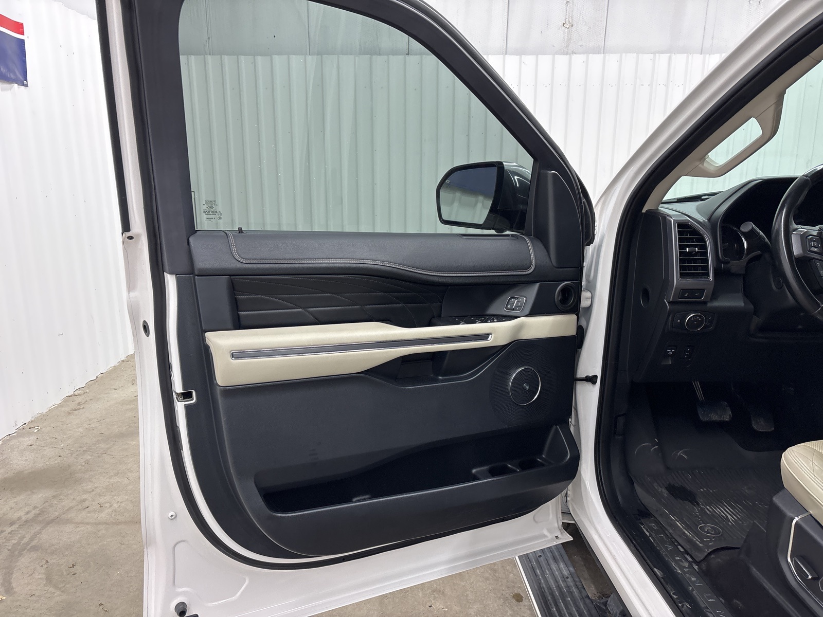 2019 Ford Expedition MAX Platinum photo 22
