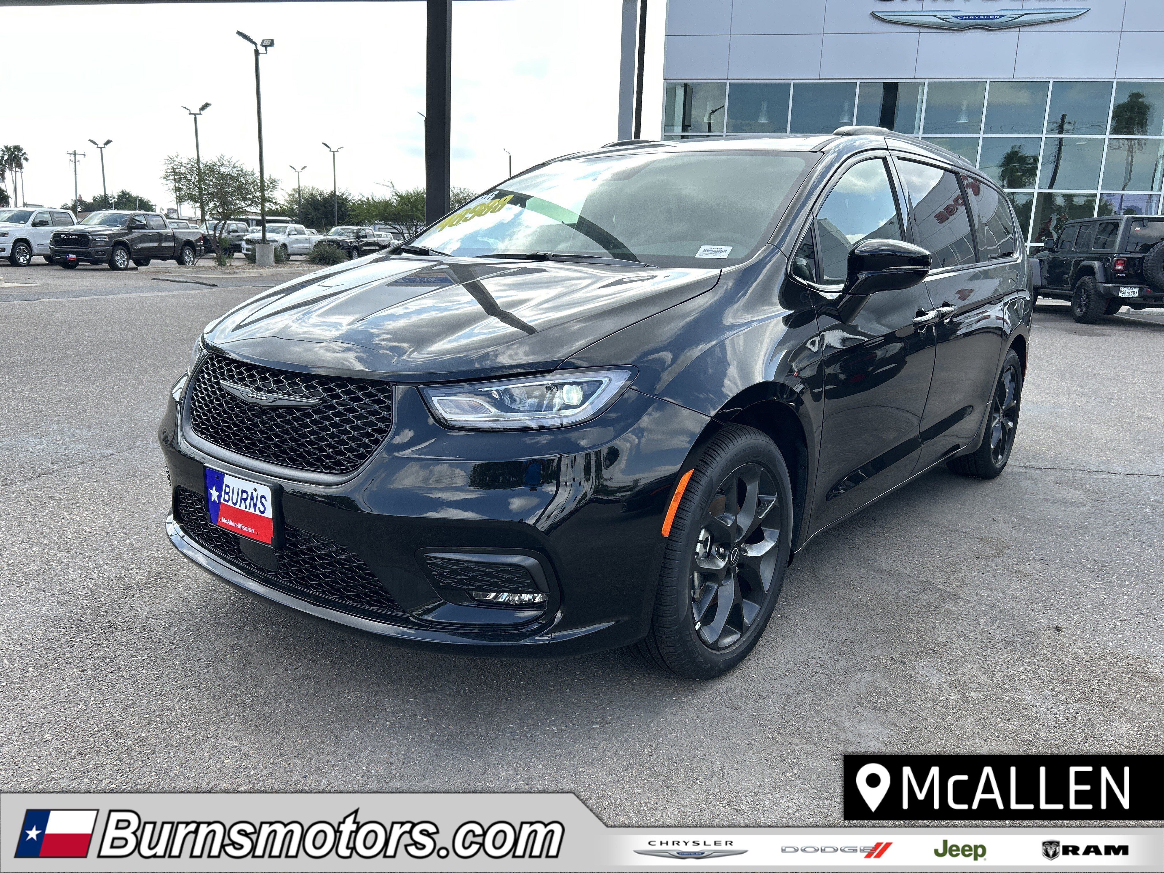 2026 Chrysler Pacifica Limited's photo