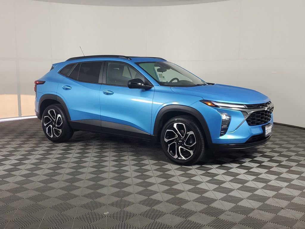2025 Chevrolet Trax photo 2