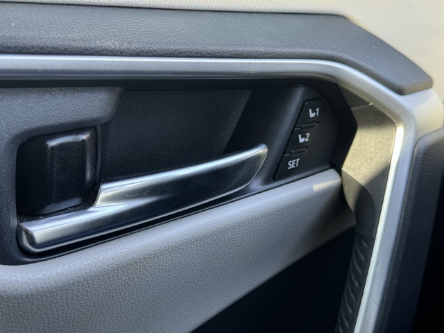 2020 Toyota RAV4 XLE Premium photo 13