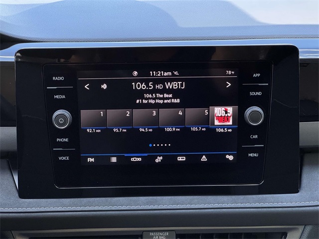 2025 Volkswagen Taos SE photo 3