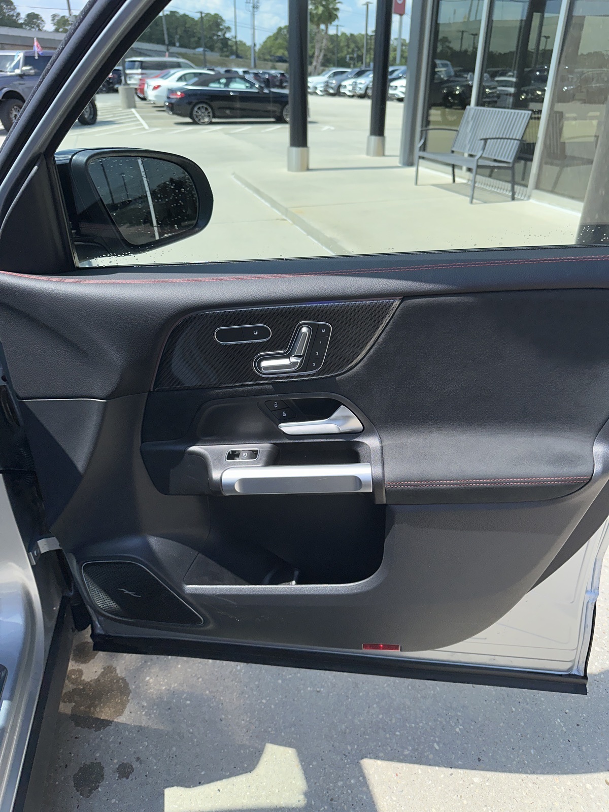 2025 Mercedes Benz GLB 250 photo 3