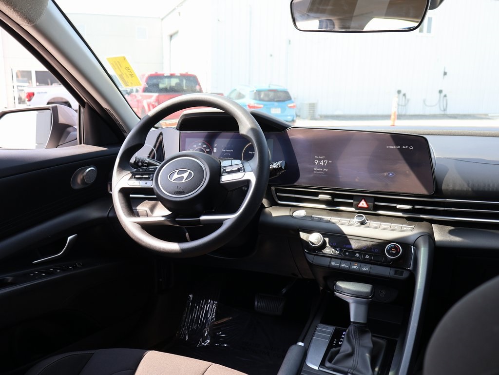 2024 Hyundai Elantra SEL photo 13