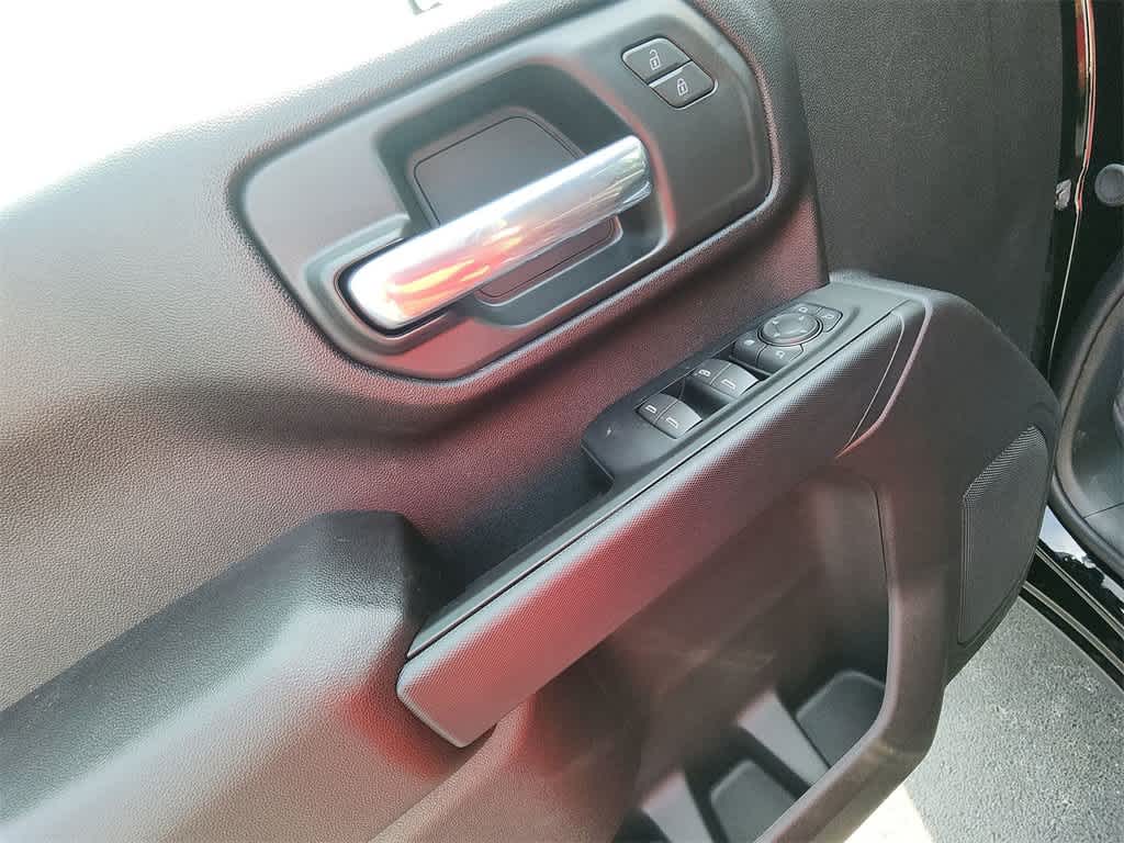 2025 Chevrolet Silverado 2500HD Custom photo 13