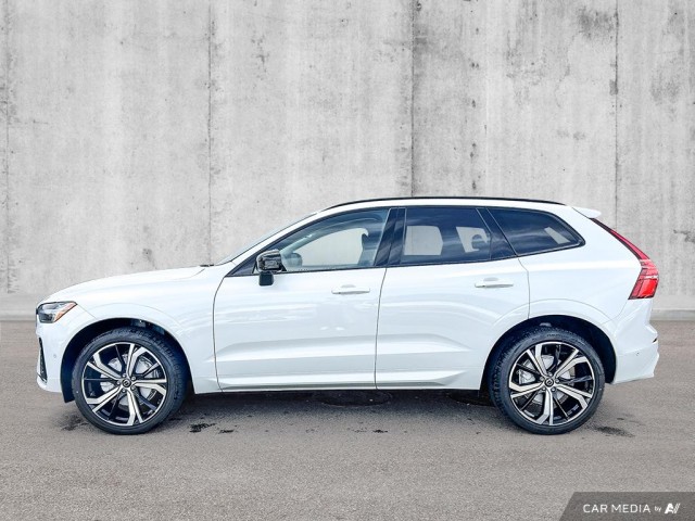 2025 Volvo XC60 B5 AWD Ultra Dark Theme