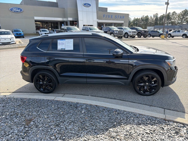 2024 Volkswagen Taos SE's photo