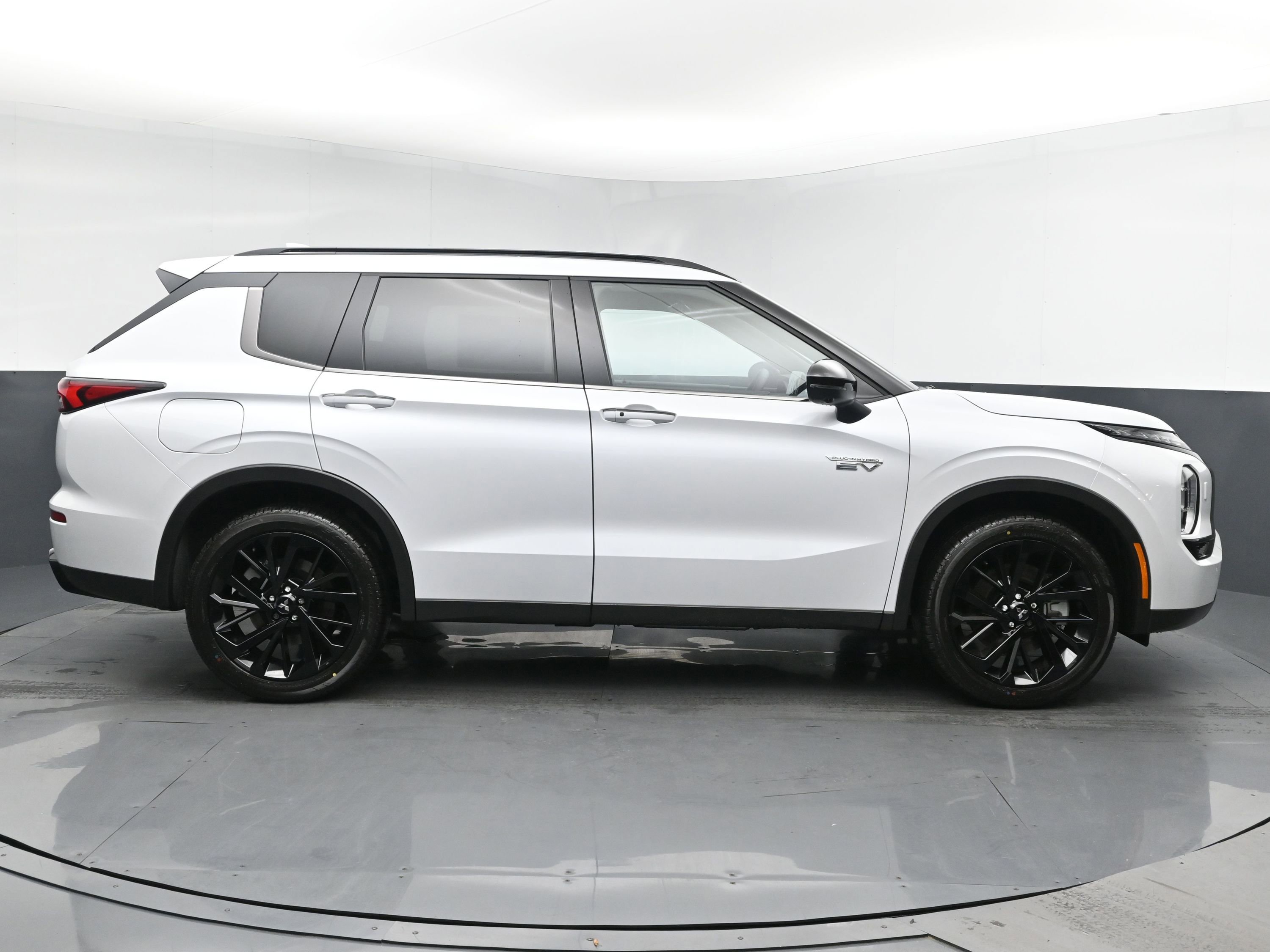 2025 Mitsubishi Outlander PHEV SEL Black Edition photo 3