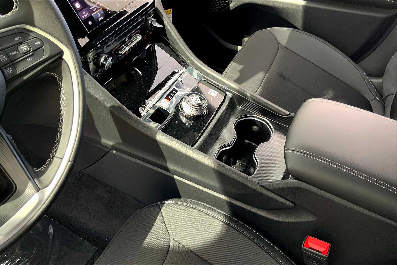 2025 Jeep Grand Cherokee Laredo Altitude photo 4