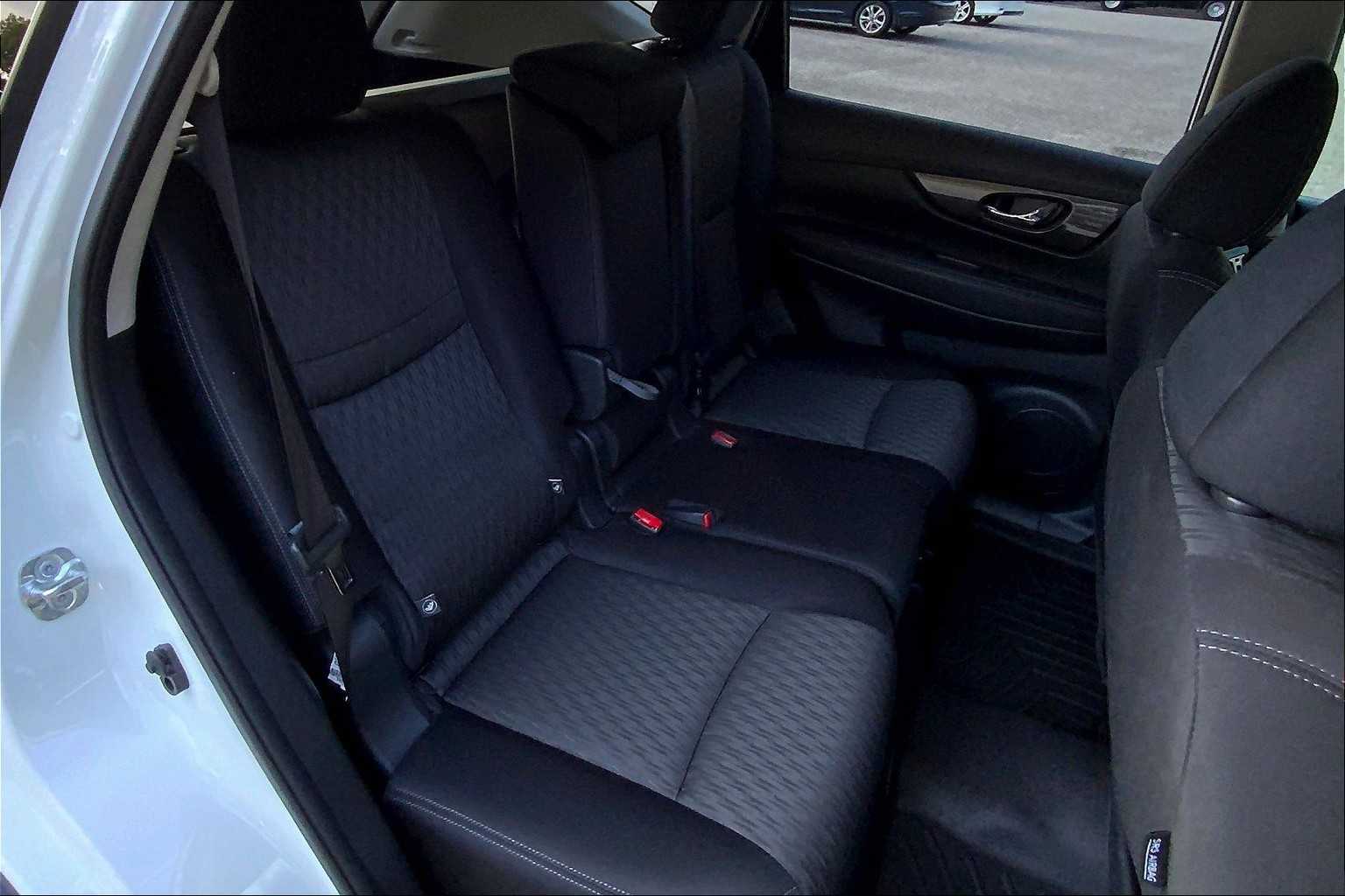 2020 Nissan Rogue SV photo 17