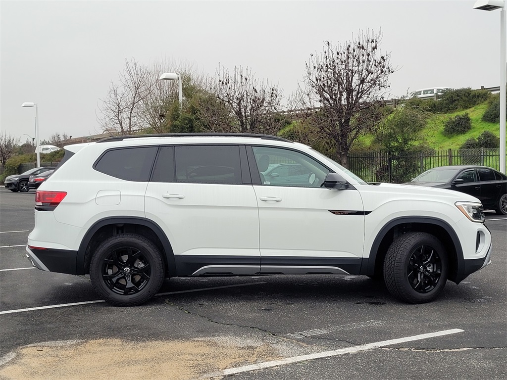 2025 Volkswagen Atlas Peak Edition SE photo 2