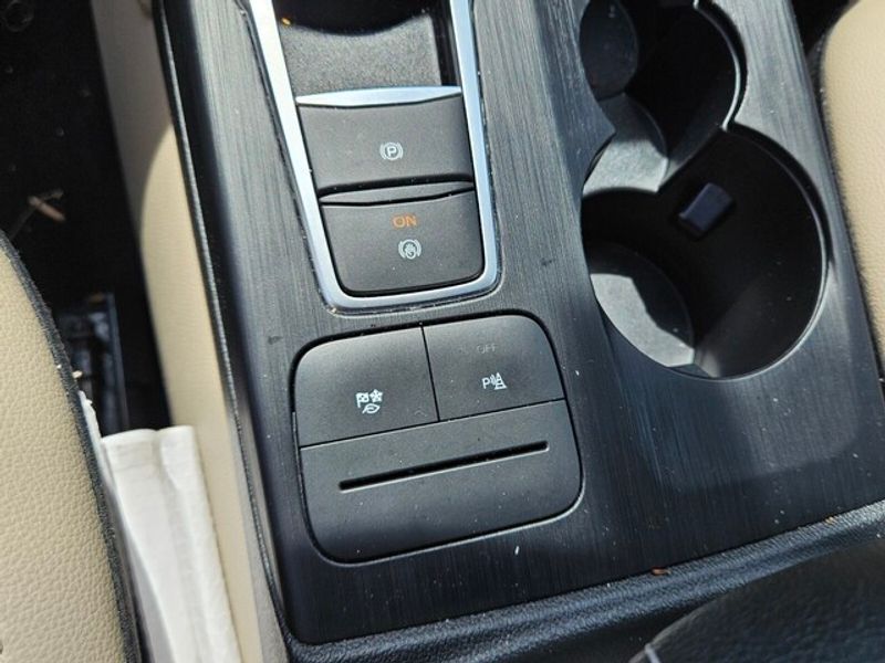 2022 Ford Escape Titanium Hybrid photo 24