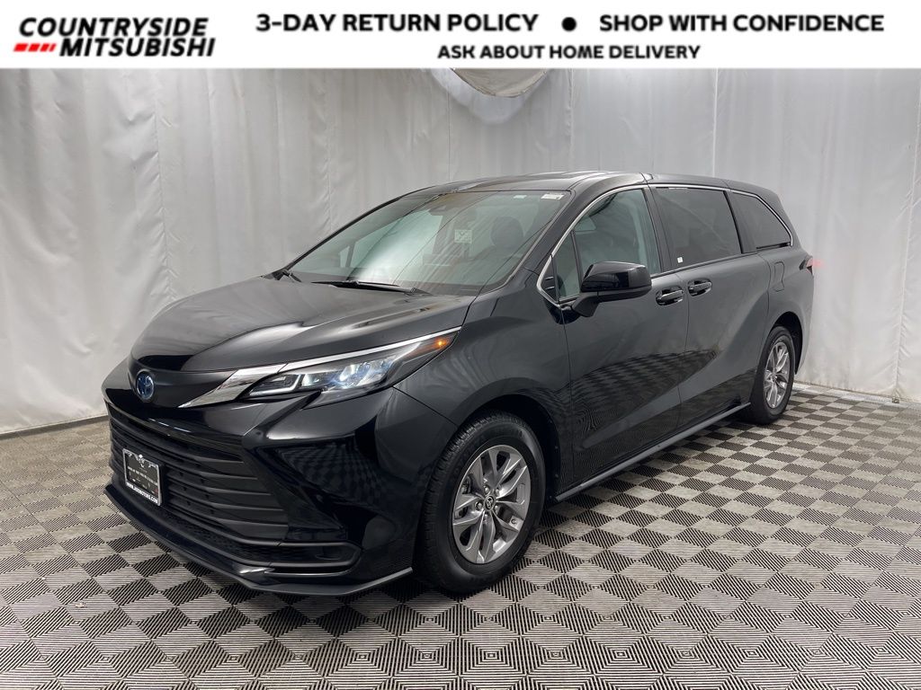 2024 Toyota Sienna LE's photo
