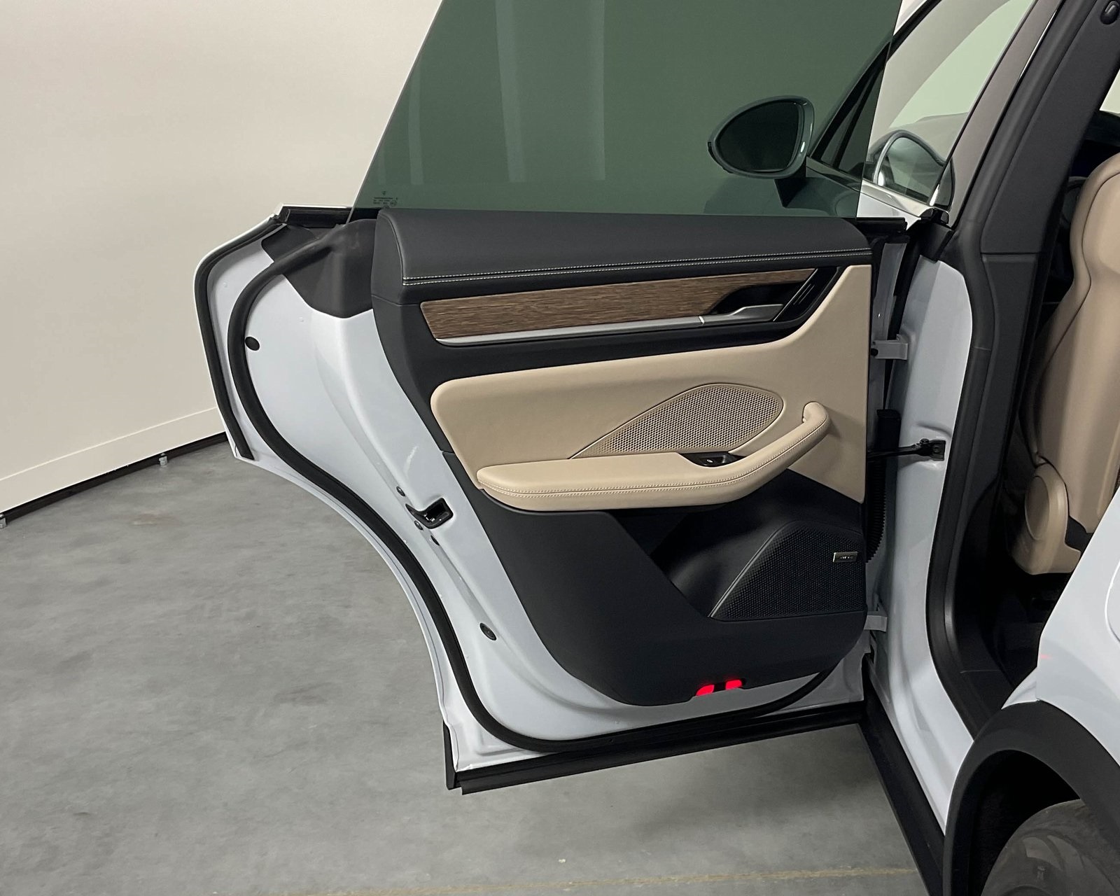 2025 Porsche Macan Electric photo 26
