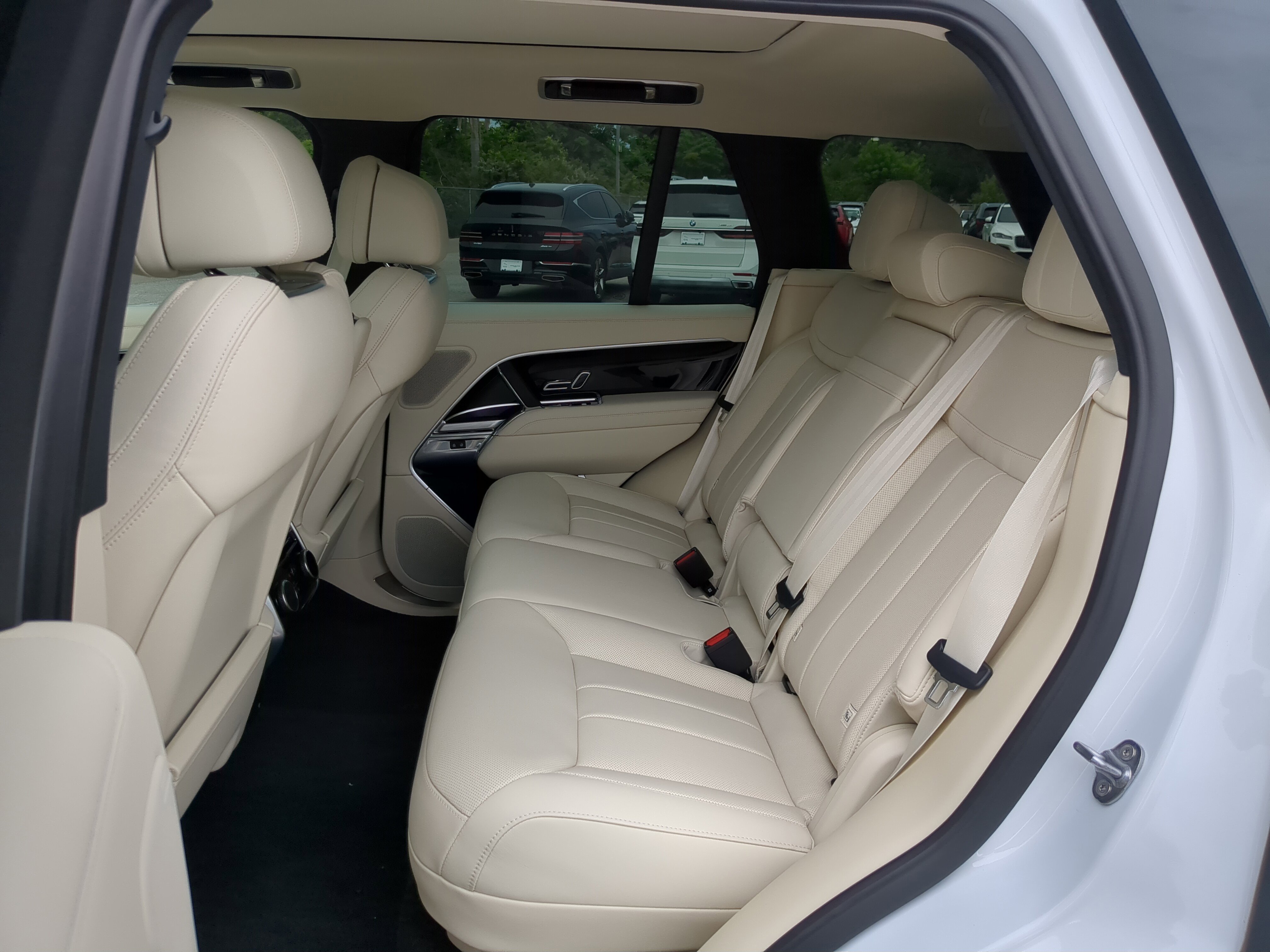 2025 Land Rover Range Rover SE photo 11