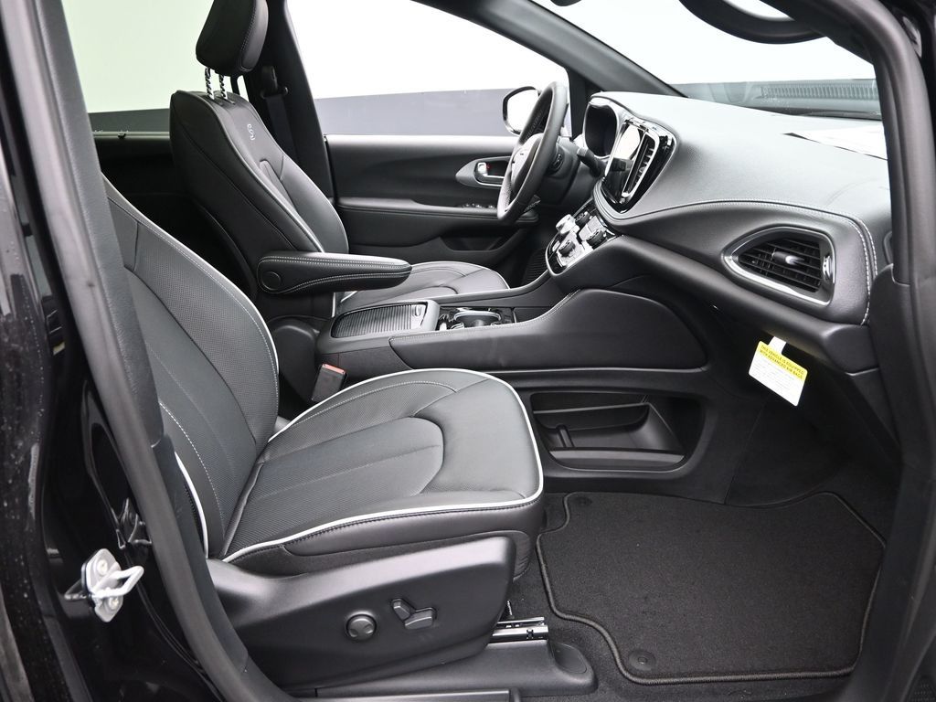 2026 Chrysler Pacifica Limited photo 4