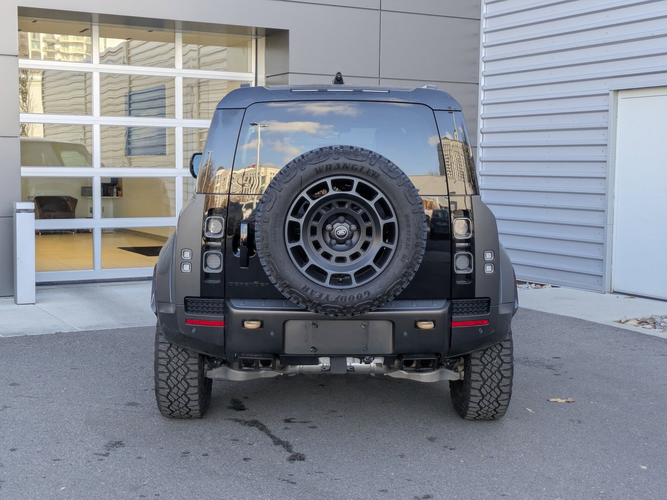 2025 Land Rover Defender 110 V8 photo 2