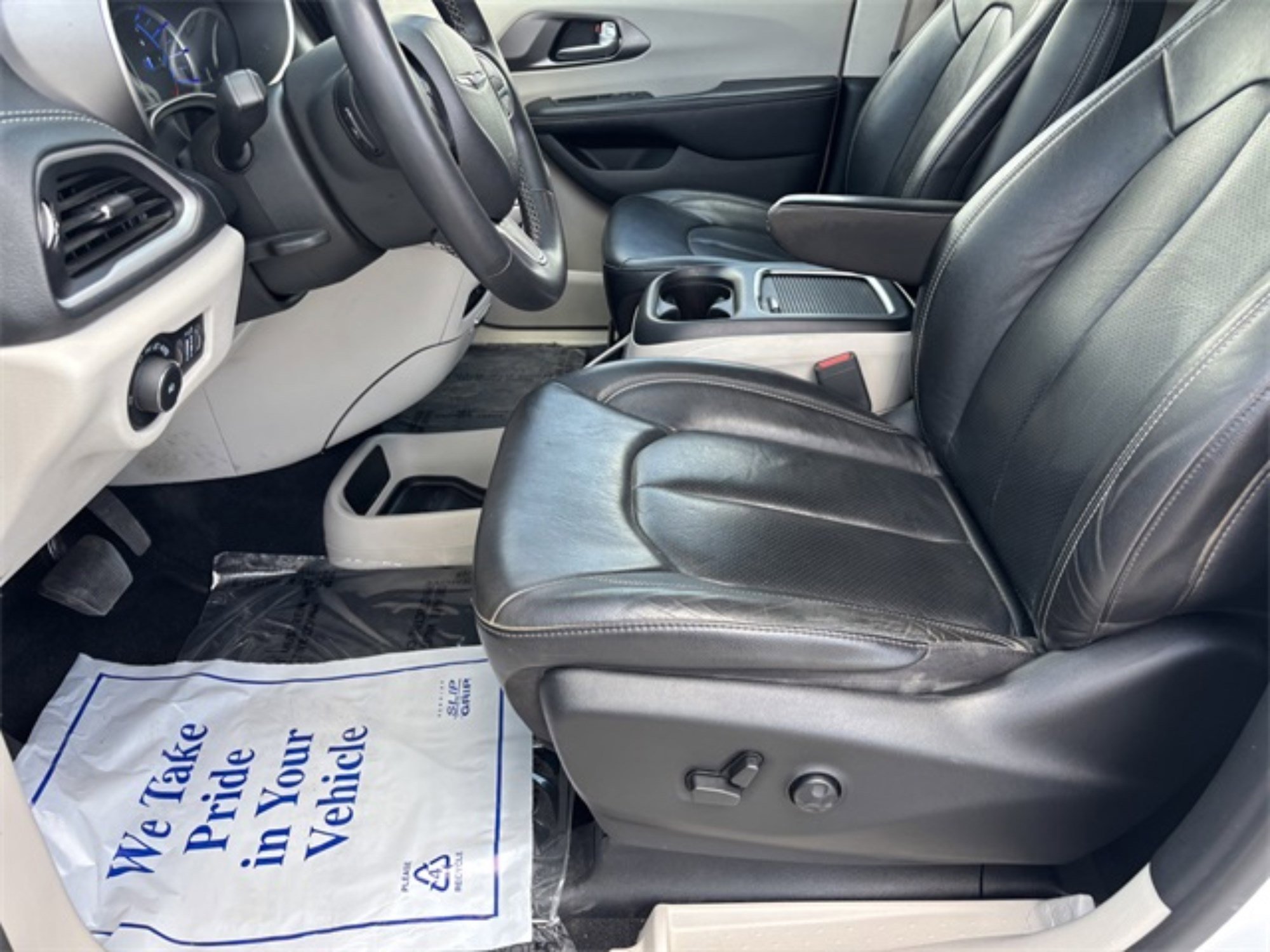 2022 Chrysler Pacifica Touring L photo 9