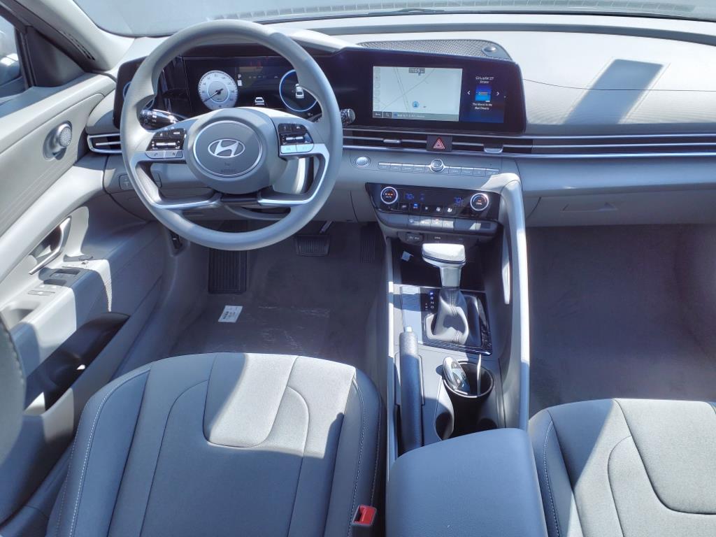 2024 Hyundai Elantra SEL photo 3