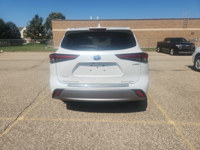 2022 Toyota Highlander Hybrid Platinum photo 2