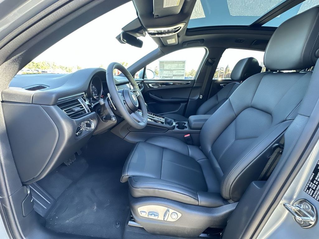 2025 Porsche Macan Base photo 9