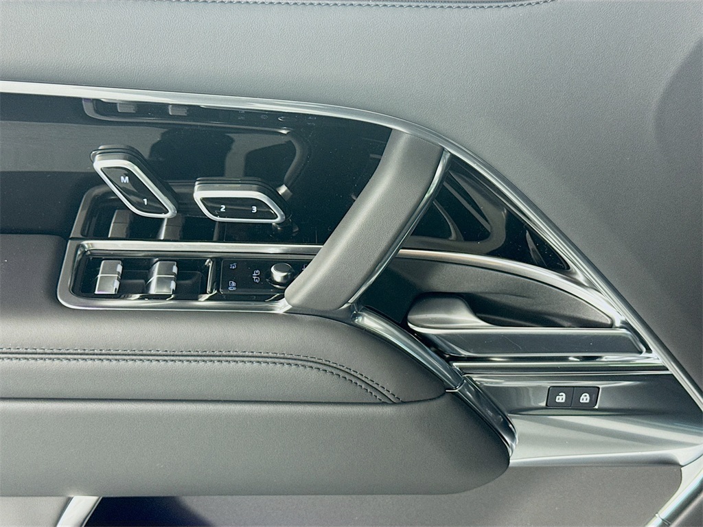 2025 Land Rover Range Rover SE photo 17