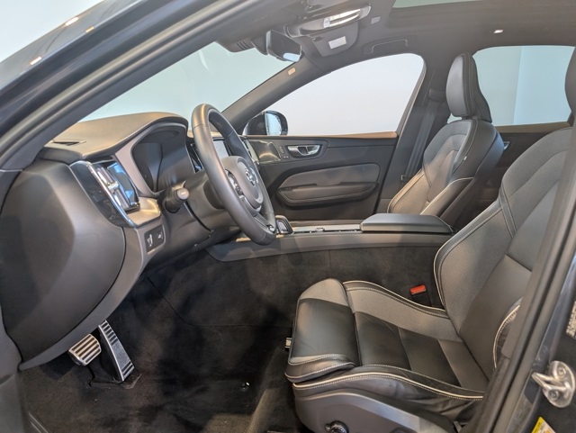 2022 Volvo XC60 R-Design photo 11