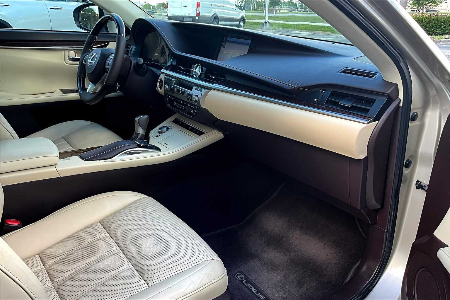 2017 Lexus ES 350 photo 18