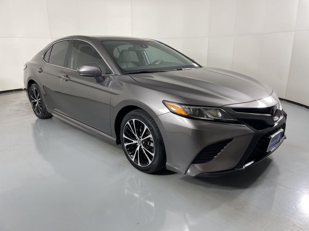 2020 Toyota Camry SE photo 2