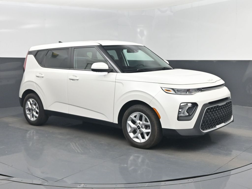 2022 Kia Soul LX's photo