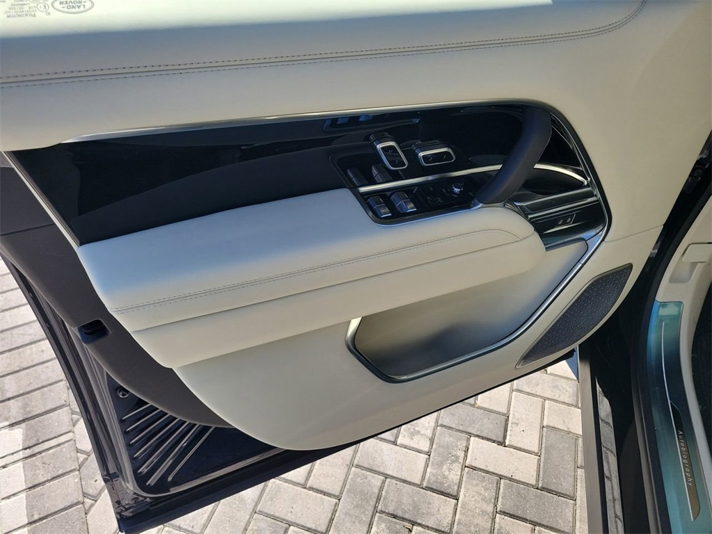 2025 Land Rover Range Rover Autobiography photo 21