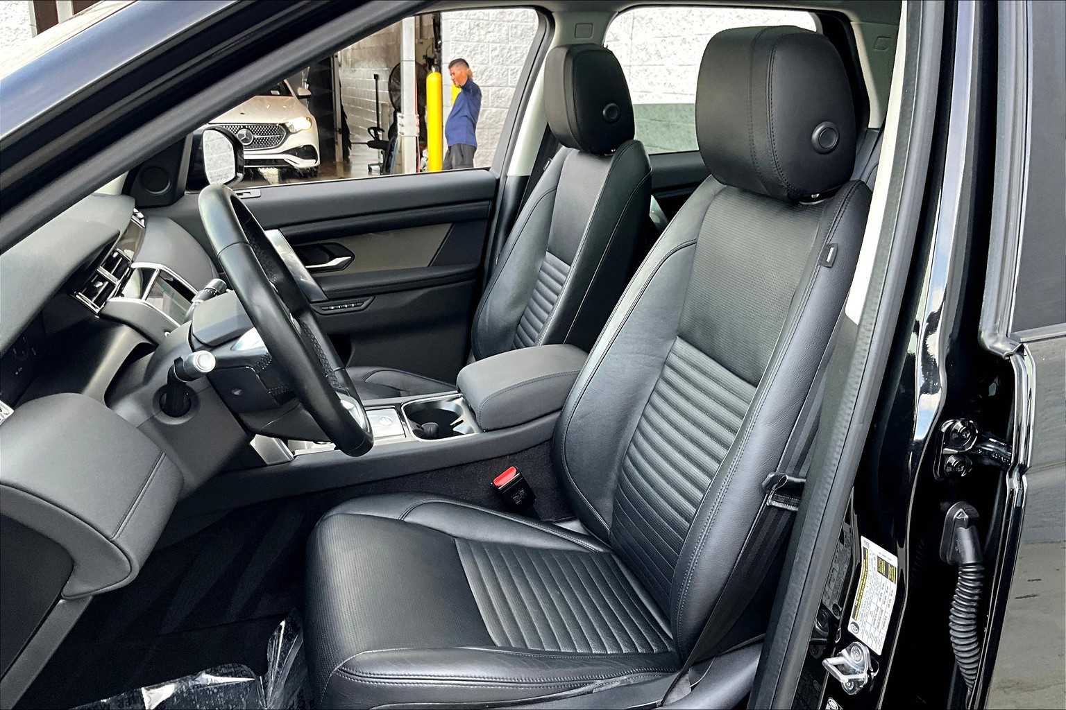2020 Land Rover Discovery Sport SE photo 7