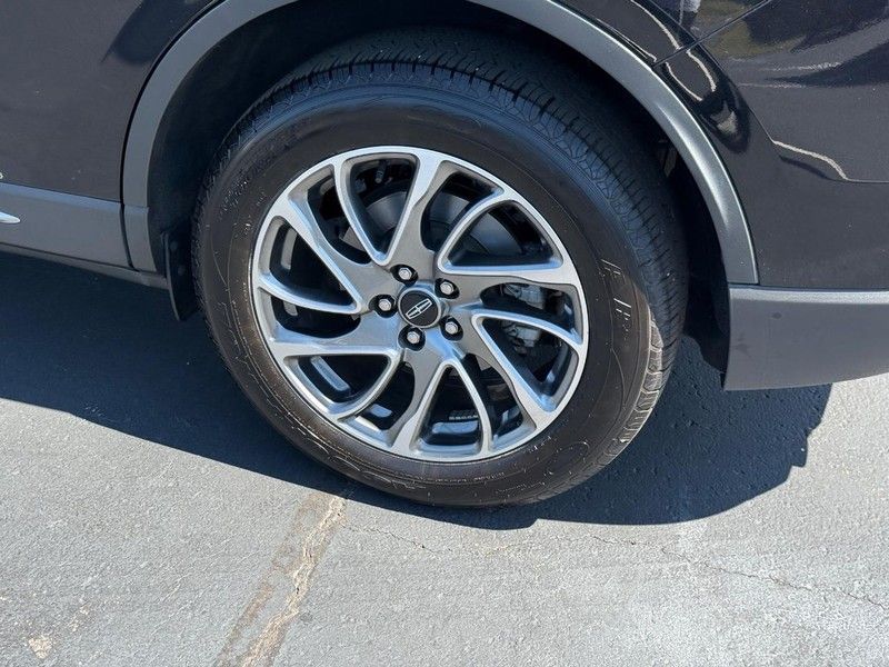 2022 Lincoln Corsair Standard photo 6