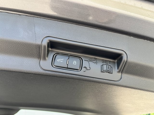 2025 Ford Explorer photo 12