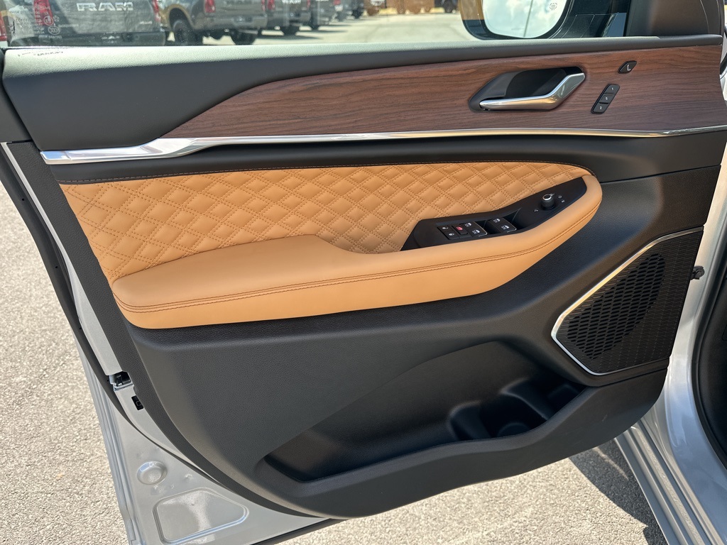 2025 Jeep Grand Cherokee L Summit photo 10