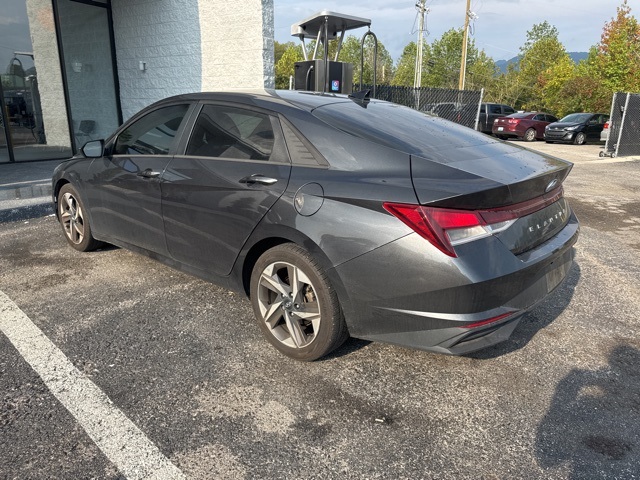 2023 Hyundai Elantra SEL Convenience photo 2
