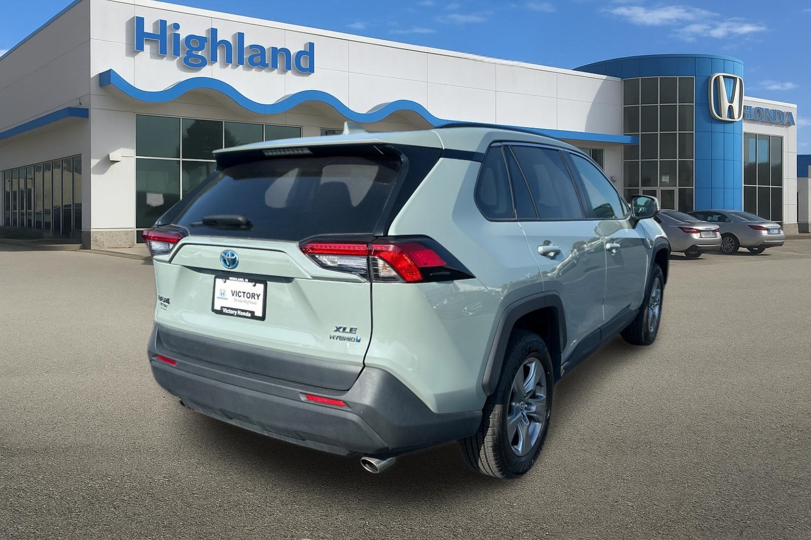 2022 Toyota RAV4 Hybrid XLE photo 2