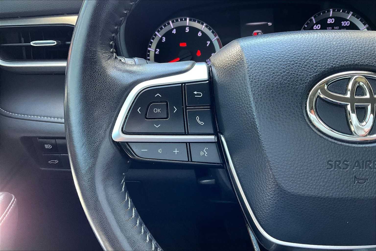 2020 Toyota Highlander LE photo 23