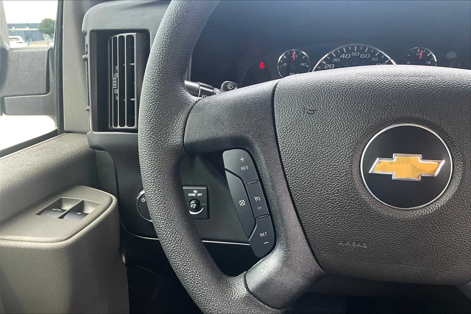 2018 Chevrolet Express Passenger LT photo 21
