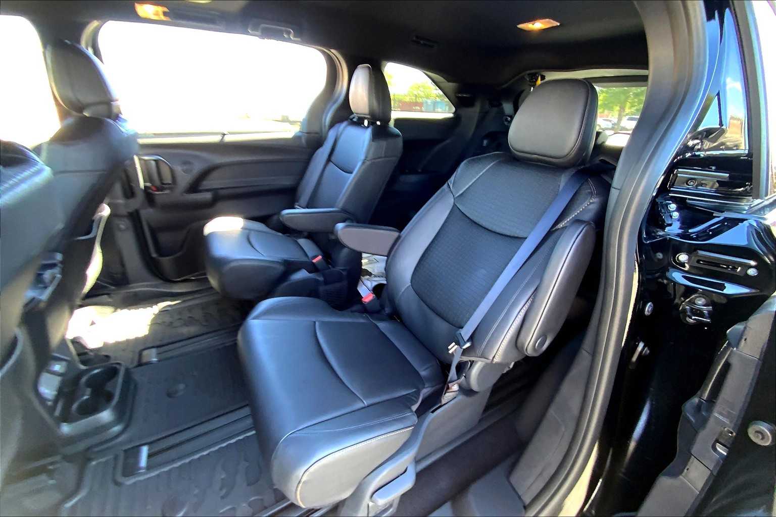 2025 Toyota Sienna Woodland Edition photo 17