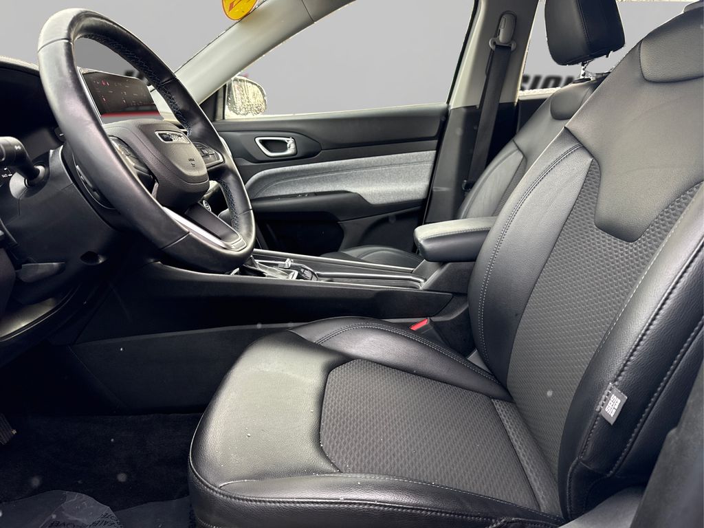 2022 Jeep Compass Latitude photo 2