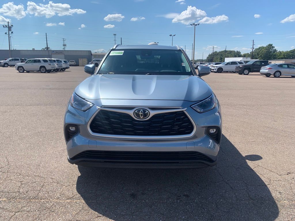 2023 Toyota Highlander XLE photo 2
