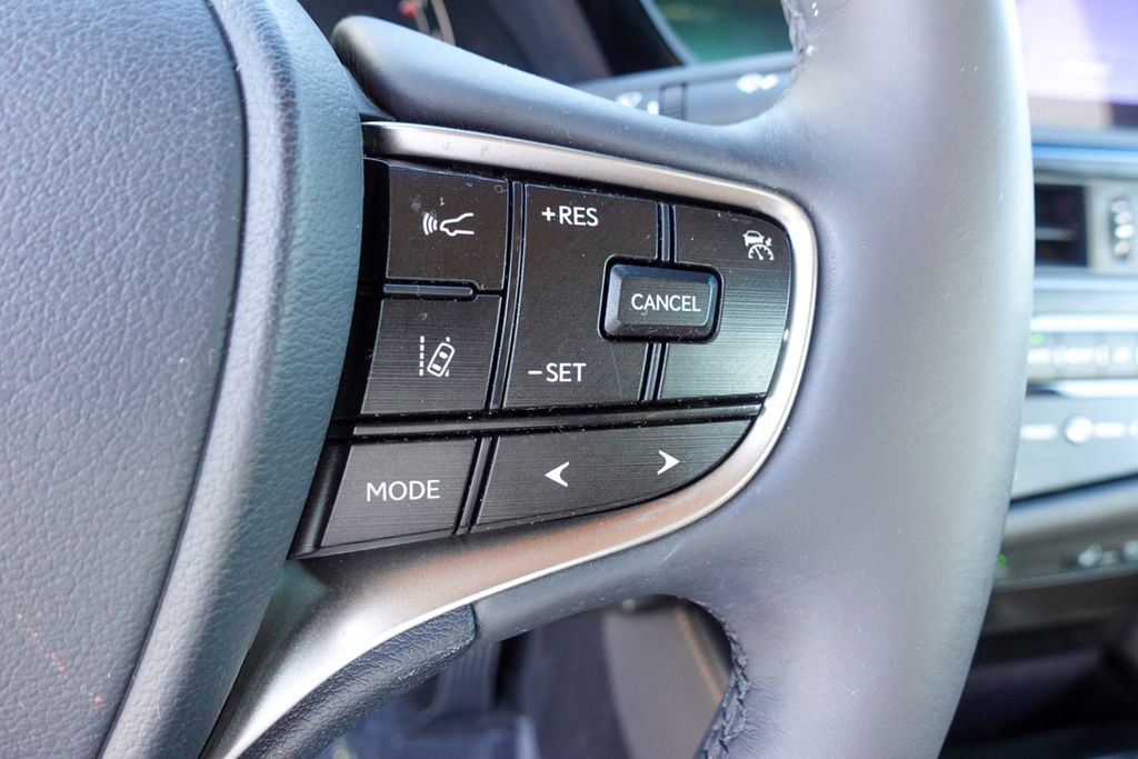 2023 Lexus ES 300h photo 13