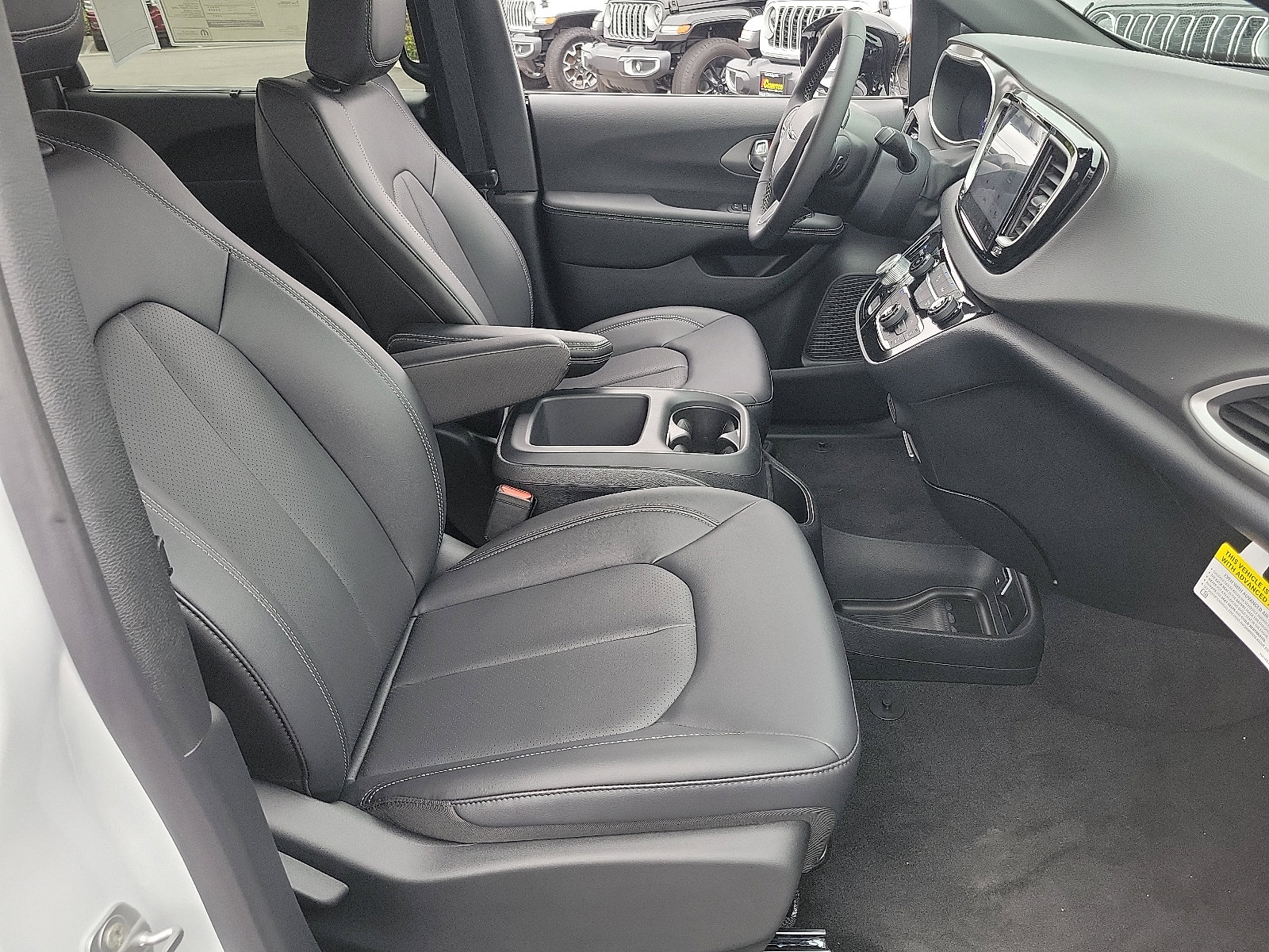2025 Chrysler Voyager LX photo 14